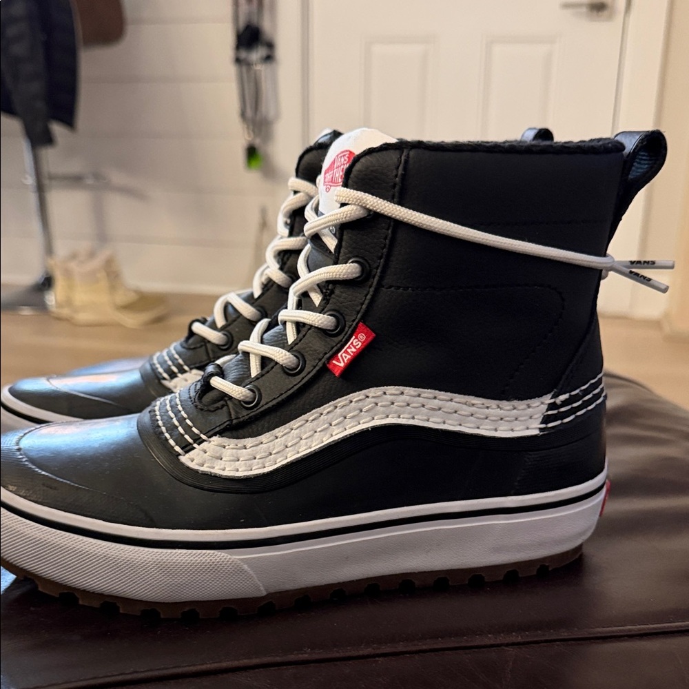 Vans Kids Black and White High-Top snow boots